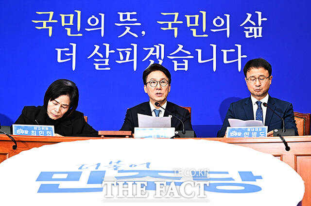 김민석 더불어민주당 대표(가운데)가 30일 오전 서울 여의도 국회에서 열린 최고위원회의에 참석해 모두발언을 하고 있다. /국회=배정한 기자