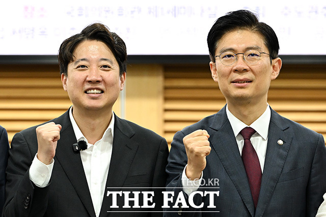 수도권 주거혁신포럼에서 기념촬영하는 참석자들.