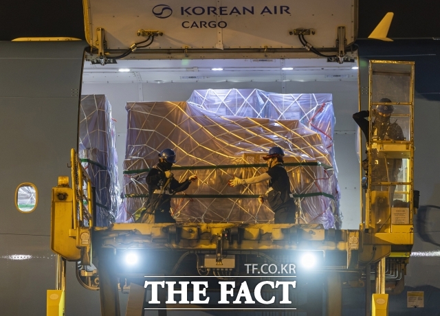 30일 재경부의 '2026년 국세수입 재추계 결과'에 따르면 올해 총국세 수입 전망치는 역대 최대 수준인 478조6000억원으로 집계됐다. 사진은 지난달 30일 인천국제공항 대한항공 화물터미널에서 관계자들이 삼성전자와 SK하이닉스의 반도체를 항공기에 탑재하고 있는 모습. /남윤호 기자