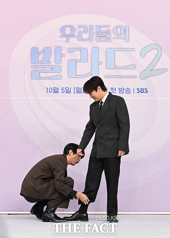 방송인 주우재(왼쪽)가 오전 서울 양천구 SBS에서 열린 SBS 오디션 프로그램 '우리들의 발라드2' 제작발표회에 참석해 배우 차태현의 신발끈을 묶어주고 있다. /박상민 기자