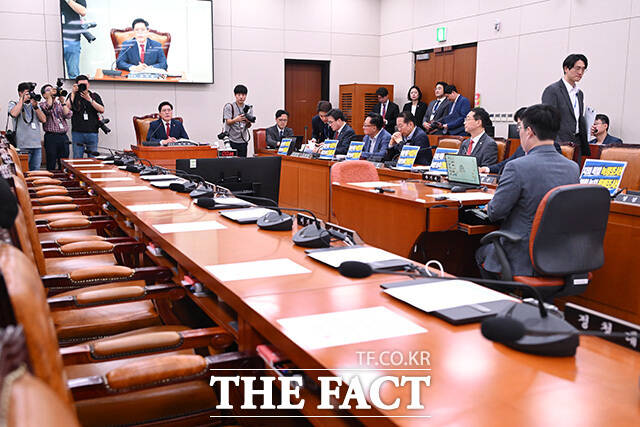 전체회의 불참한 민주당, 자리에 놓여있는 전체회의 개회 요구서.