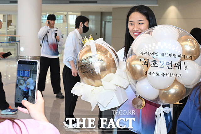 두 개의 메달과 함께 귀국하는 안세영.