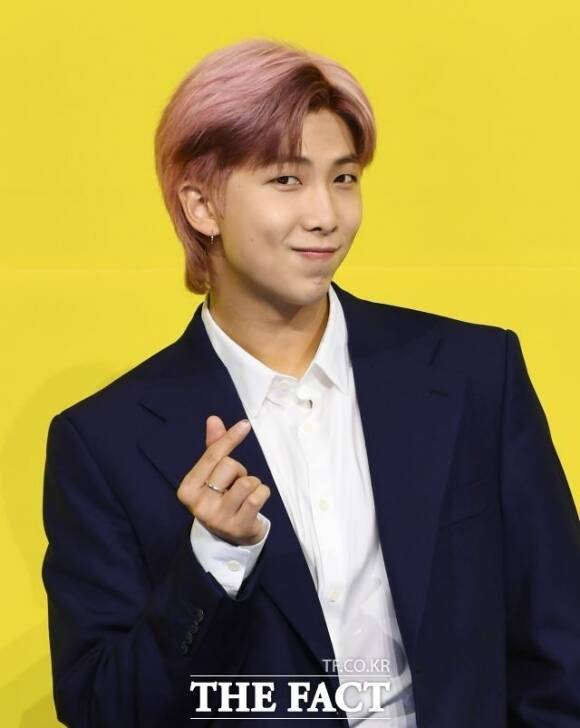 BTS RM이 박물관 후원단체인 국립중앙박물관회를 통해 후원금 1억 원을 전달했다. 이는 향후 박물관 소장품을 구입해 기증하는 데 활용될 예정이다. /더팩트 DB