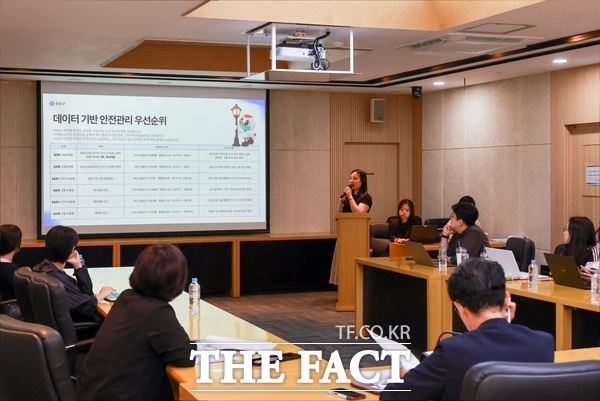 지난 29일 유성구청 중회의실에서 진행된 '데이터 기반 문제해결단 최종보고회'에서 밭컴팀이 발표하고 있다. /대전시 유성구