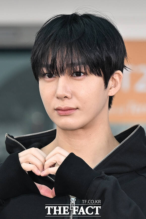 그룹 몬스타엑스의 셔누(오른쪽)와 형원이 30일 오전 파리패션위크 참석차 인천국제공항을 통해 출국하며 취재진과 팬들에게 포즈를 취하고 있다. /인천국제공항=김성렬 기자