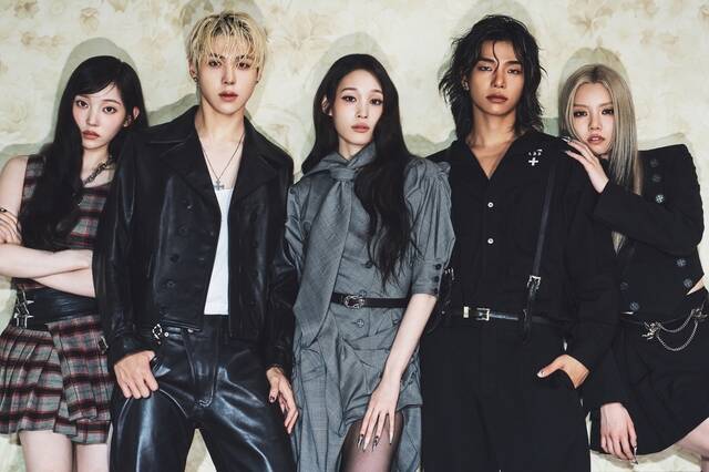 올데이 프로젝트가 9월 28일 두 번째 미니 앨범 'CRASH'를 발매했다. 데뷔 당시 '혼성그룹의 등장'이라는 형식적인 새로움에 음악의 신선함이 겹쳐졌다면, 1년여가 흐른 지금 그 형식을 자신들만의 음악적인 문법으로 바꿔놨음을 보여주는 앨범이다. /더블랙레이블