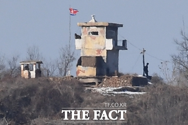 유엔군사령부는 30일 서부전선 비무장지대(DMZ)에서 발생한 지뢰 폭발 사고에 대해 정전협정 위반으로 판단했다고 밝혔다. 사진은 경기도 파주시 탄현면 일대에서 바라본 북한군 초소. /더팩트DB