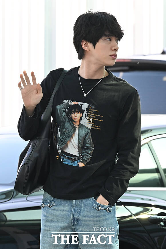 그룹 방탄소년단의 지민과 진, 뷔(왼쪽부터)가 30일 오전 해외 일정 참석을 위해 인천국제공항에 도착해 미국 애틀란타로 출국하고 있다. /인천국제공항=김성렬 기자