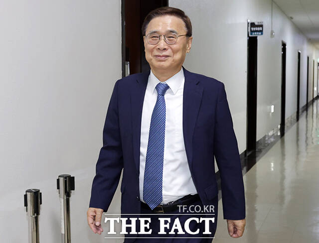 국회 정보위 여야 간사인 윤건영 더불어민주당(오른쪽), 유영하 국민의힘 의원이 30일 오전 서울 여의도 국회에서 열린 정보위원회 전체회의를 마친 뒤 브리핑을 하고 있다. /국회사진기자단