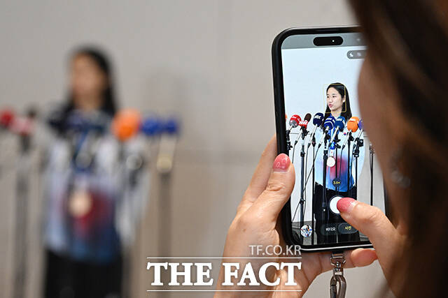 두 개의 메달과 함께 귀국하는 안세영.