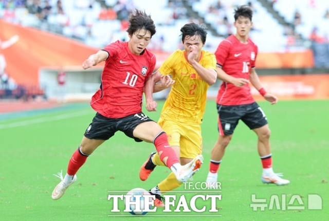 이민성호의 배준호가 30일 중국과 2026 아시안게임 남자축구 준결승전에서 드리블을 하고 있다. 배준호는 후반 37분 역전 결승골을 터뜨렸다./오사카=신화.뉴시스