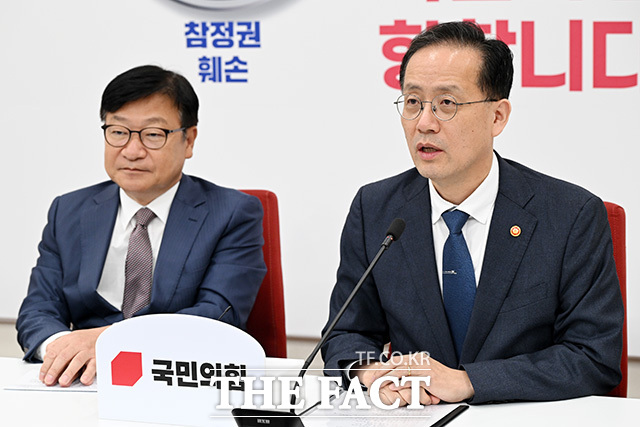 이형일 경제부총리 겸 재정경제부 장관(오른쪽) 만난 정 원내대표.