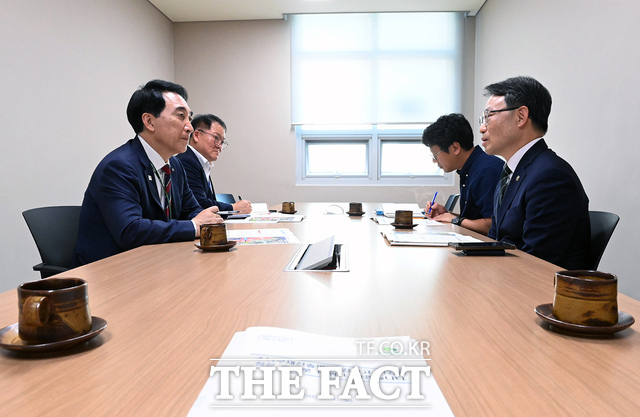 박수현 충남도지사가 30일 공주 국가재난안전교육원에서 박은식 산림청장에게 도내 소나무재선충병 방제 현황과 지원 필요성을 설명하고 있다. /충남도