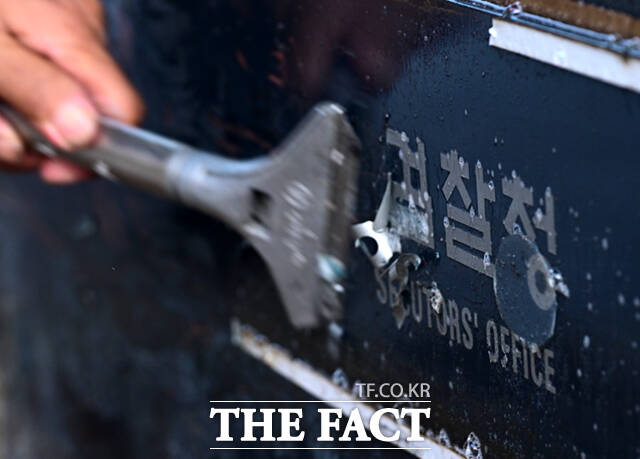 검찰청 폐지와 오는 10월 2일 공소청 개청을 앞둔 30일 서울 북부지방검찰청에서 작업자들이 입구에 설치된 검찰청 간판(왼쪽)을 공소청으로 교체하고 있다.