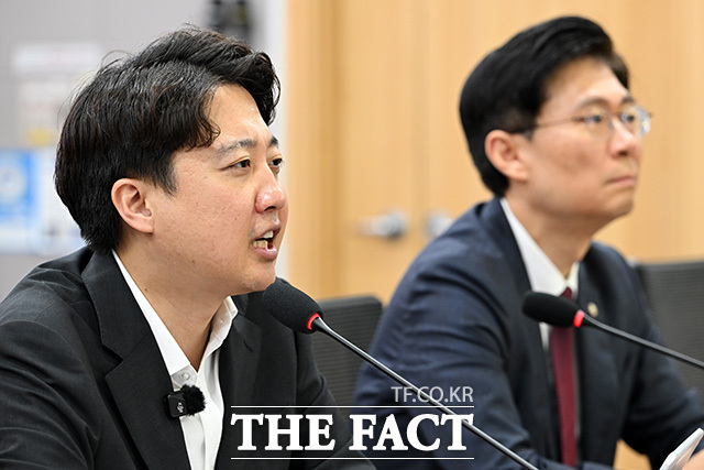 수도권 주거혁신포럼에서 기념촬영하는 참석자들.