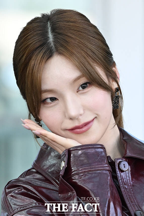 그룹 있지(ITZY) 예지가 30일 오전 해외 일정 참석을 위해 인천국제공항에 도착해 프랑스 파리로 출국하며 취재진과 팬들에게 포즈를 취하고 있다. /인천국제공항=김성렬 기자