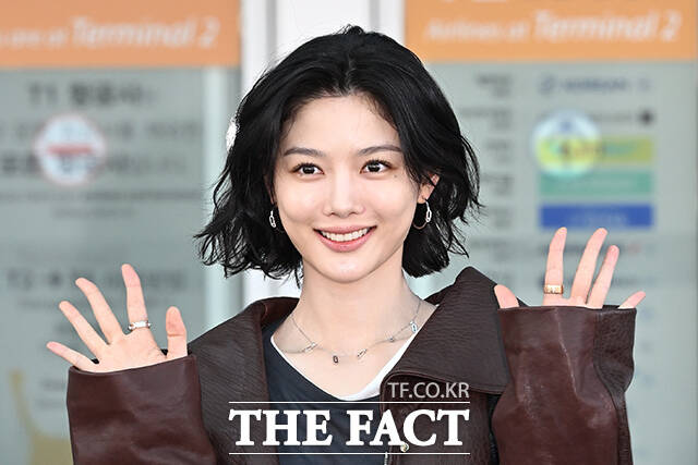 배우 김유정이 30일 오전 '2026 메시카 하이주얼리 쇼‘ 참석을 위해 인천국제공항에 도착해 프랑스 파리 출국을 앞두고 취재진과 팬들에게 포즈를 취하고 있다. /인천국제공항=김성렬 기자