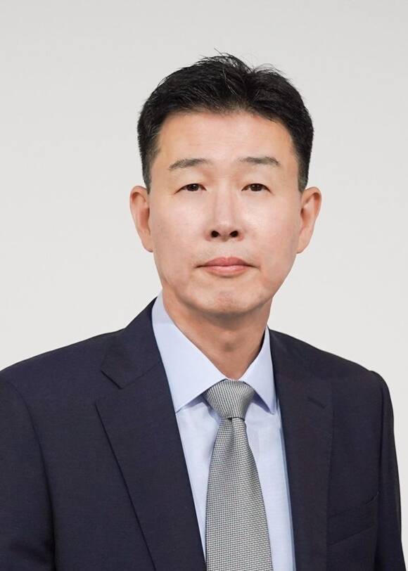 F&F홀딩스는 30일 이사회를 열고 마정만 F&F 최고재무책임자(CFO) 전무를 신임 대표이사로 선임하기로 결의했다. /F&F홀딩스