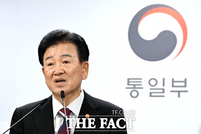 우리 군이 서부전선 비무장지대(DMZ) 지뢰 폭발 사고 원인을 북한의 지뢰 매설로 판단한 가운데 정동영 통일부 장관(사진)이 유럽 출장 일정을 단축해 조기 귀국한다. /남용희 기자