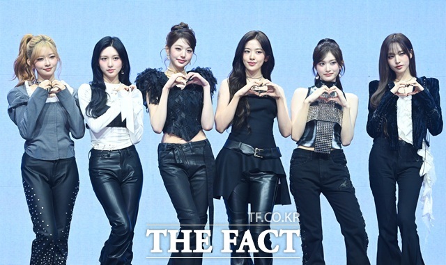 그룹 아이브가 프로모션 스케줄러를 공개하고 본격적인 컴백 카운트다운에 돌입했다. 사진은 아이브 레이 가을 장원영 안유진 이서 리즈(왼쪽부터)가 2월 23일 열린 두 번째 정규앨범 'REVIVE+' 미디어 쇼케이스에 참석한 모습이다./서예원 기자