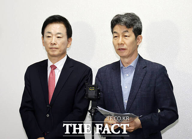국회 정보위 여야 간사인 윤건영 더불어민주당(오른쪽), 유영하 국민의힘 의원이 30일 정보위 전체회의를 마친후 브리핑하고 있다. /국회사진기자단
