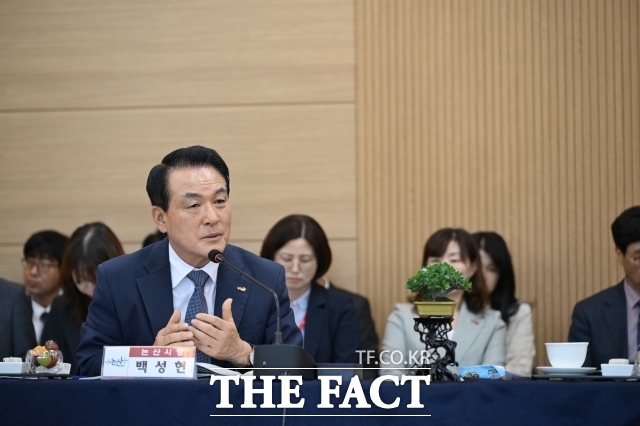 백성현 논산시장이 29일 홍성군 에덴힐스 힐링파크에서 열린 충남시장군수협의회에서 제도 개선안을 제시하고 있다. /논산시