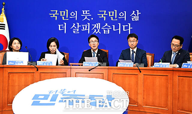 최고위원회의 속개 선언하는 김민석 더불어민주당 대표.