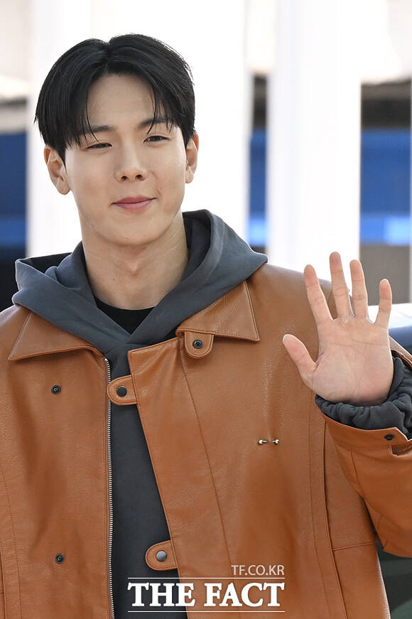 그룹 몬스타엑스의 셔누(오른쪽)와 형원이 30일 오전 파리패션위크 참석차 인천국제공항을 통해 출국하며 취재진과 팬들에게 포즈를 취하고 있다. /인천국제공항=김성렬 기자