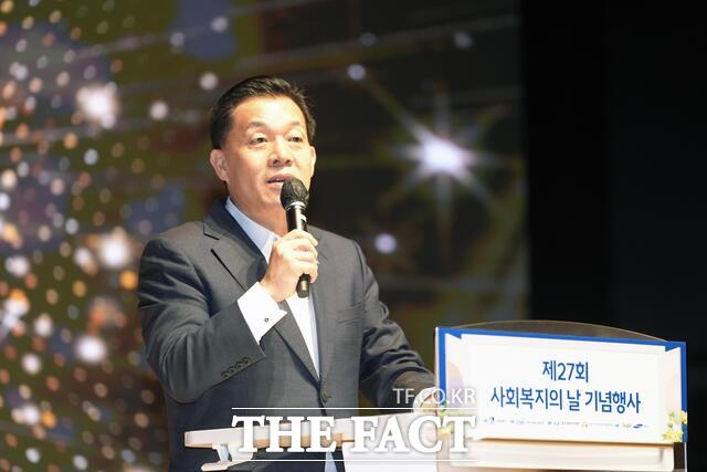 이재준 수원시장이 29일 수원문화원에서 열린 제27회 사회복지의 날 기념행사에서 인사말을 하고 있다. /수원시