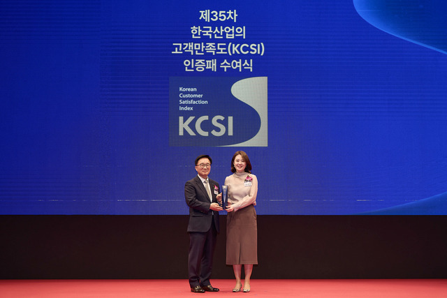 서울 중구에서 열린 KCSI 인증패수여식에서 이혜연 SKT 고객가치혁신실장(오른쪽)과 한수희 한국능률협회컨설팅 대표이사가 기념 촬영하고 있다. /SK텔레콤