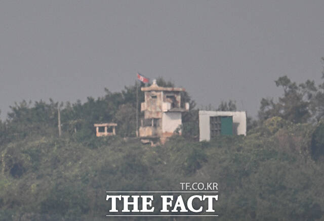 서부전선 비무장지대(DMZ) 내 지뢰 폭발 사고가 발생한 가운데 30일 오전 경기 파주시 접경지역에서 바라본 북한군 초소에 인공기가 펄럭이고 있다. /파주=박헌우 기자