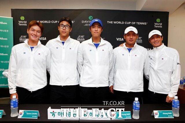 남지성(당진시청·왼쪽 세번째)-박의성(대구광역시청·왼쪽 네번째) 조가 2026 아이치·나고야 아시안게임 테니스 남자복식 4강에 진출하며 최소 동메달을 확보했다. /대한테니스협회