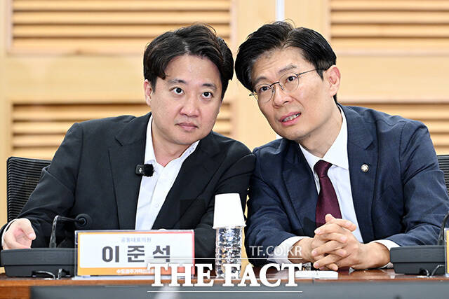 수도권 주거혁신포럼에서 기념촬영하는 참석자들.