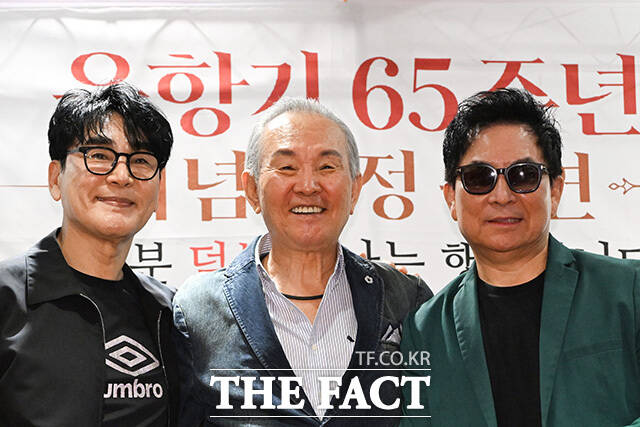 가수 조항조와 윤항기, 유현상(왼쪽부터)이 포즈를 취하고 있다.