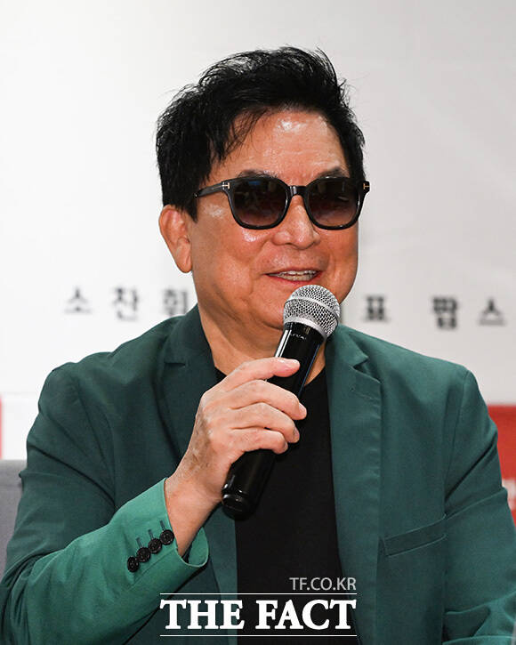 가수 조항조와 윤항기, 유현상(왼쪽부터)이 포즈를 취하고 있다.