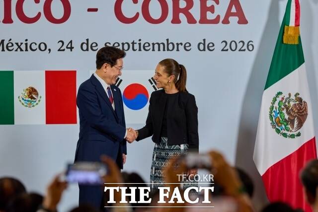 이재명 대통령이 24일(현지시간) 멕시코 멕시코시티 대통령궁에서 클라우디아 셰인바움 멕시코 대통령과 공동언론발표를 갖고 악수하고 있다. /청와대