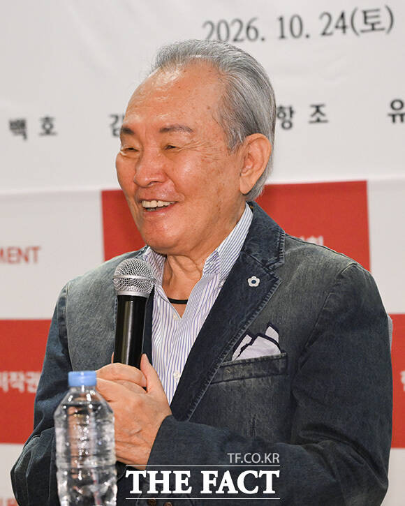 가수 조항조와 윤항기, 유현상(왼쪽부터)이 포즈를 취하고 있다.
