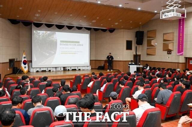 부여군이 29일 부여군농업기술센터 대강당에서 청년농업인, 관계기관, 전문가 등 100여 명이 참석한 가운데 '2026년 부여군 청년농업인 정책포럼'을 열었다. /부여군