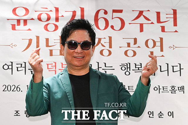 가수 조항조와 윤항기, 유현상(왼쪽부터)이 포즈를 취하고 있다.