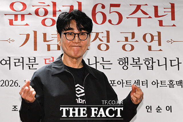 가수 조항조와 윤항기, 유현상(왼쪽부터)이 포즈를 취하고 있다.