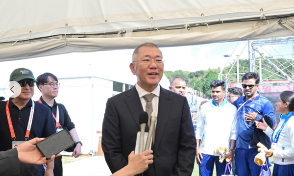 정의선 대한양궁협회 회장이 2026 아시안게임 양궁경기장을 찾아 열심히 경기한 선수들을 독려했다. / 대한양궁협회