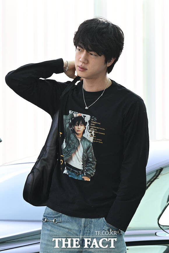 그룹 방탄소년단의 지민과 진, 뷔(왼쪽부터)가 30일 오전 해외 일정 참석을 위해 인천국제공항에 도착해 미국 애틀란타로 출국하고 있다. /인천국제공항=김성렬 기자