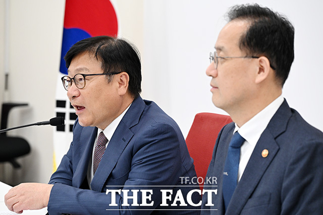 이형일 경제부총리 겸 재정경제부 장관(오른쪽) 만난 정 원내대표.