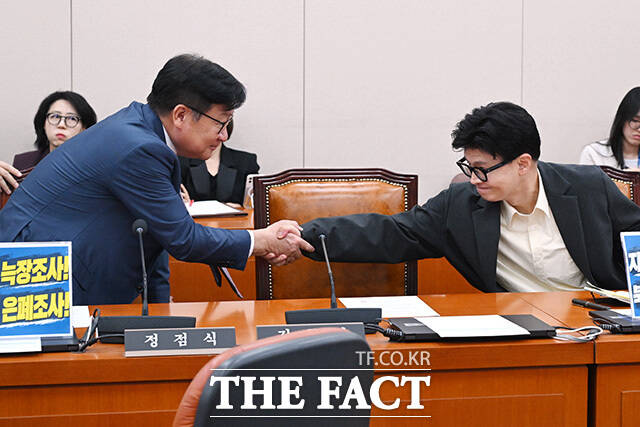 정점식 국민의힘 원내대표(왼쪽)와 한동훈 무소속 의원이 30일 오후 서울 여의도 국회에서 열린 국회 외교통일위원회 전체회의에서 인사를 나누고 있다. /남용희 기자