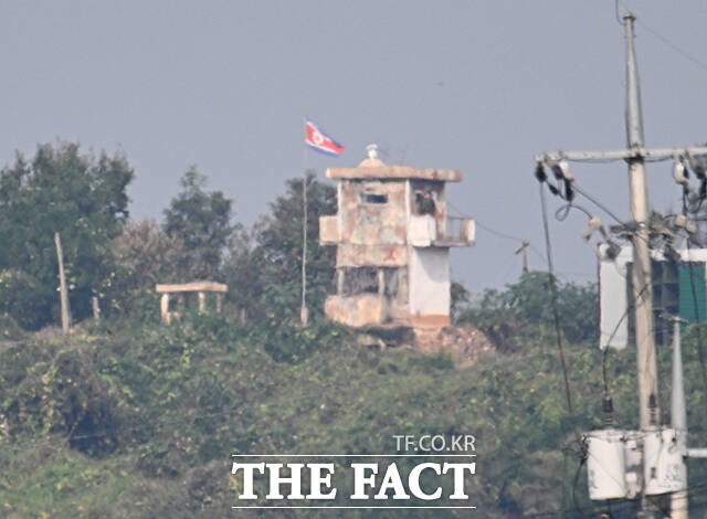 서부전선 비무장지대(DMZ) 내 지뢰 폭발 사고가 발생한 가운데 30일 오전 경기 파주시 접경지역에서 바라본 북한군 초소에 인공기가 펄럭이고 있다. /파주=박헌우 기자