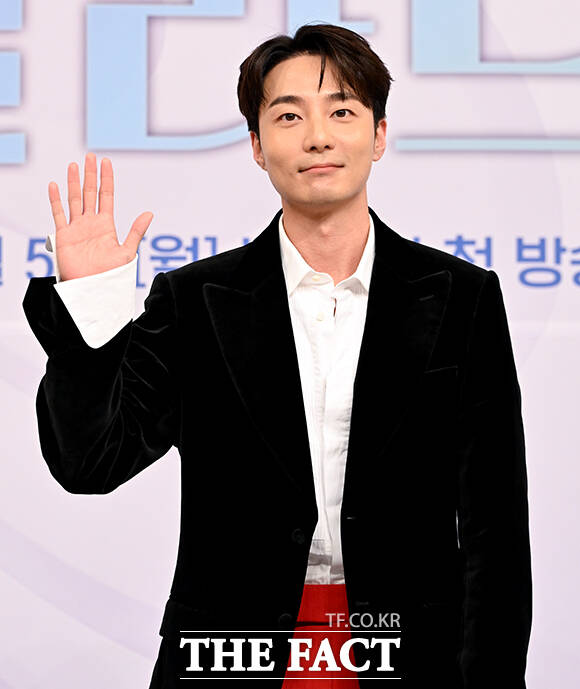 방송인 주우재, 가수 정재형, 방송인 박경림, 배우 차태현, 배우 문근영, 가수 정승환, 로이킴(왼쪽부터)이 30일 오전 서울 양천구 SBS에서 열린 SBS 오디션 프로그램 '우리들의 발라드2' 제작발표회에 참석해 포즈를 취하고 있다. /박상민 기자