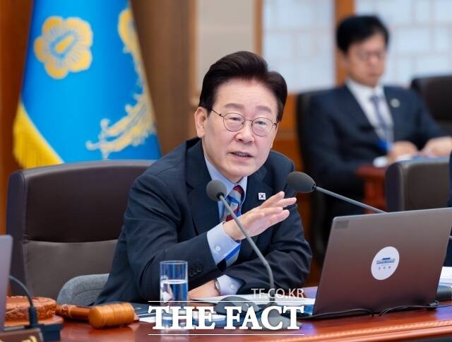 이재명 대통령이 SNS를 통해 민감한 현안들을 언급하며 의견을 제시하는 빈도를 다시 높이고 있다. 이 대통령이 29일 청와대에서 주재한 제42회 국무회의에서 발언하고 있다. /청와대