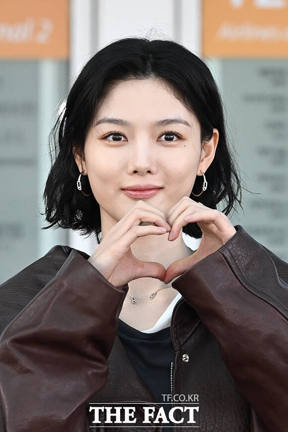 배우 김유정이 30일 오전 '2026 메시카 하이주얼리 쇼‘ 참석을 위해 인천국제공항에 도착해 프랑스 파리 출국을 앞두고 취재진과 팬들에게 포즈를 취하고 있다. /인천국제공항=김성렬 기자