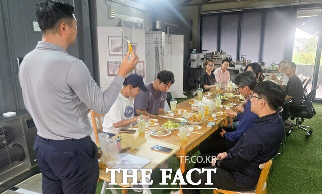 장성군이 소비자들로부터 열대과일 가공 시제품 평가회를 진행하고 있다. /장성군