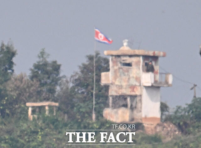 서부전선 비무장지대(DMZ) 내 지뢰 폭발 사고가 발생한 가운데 30일 오전 경기 파주시 접경지역에서 바라본 북한군 초소에 인공기가 펄럭이고 있다. /파주=박헌우 기자